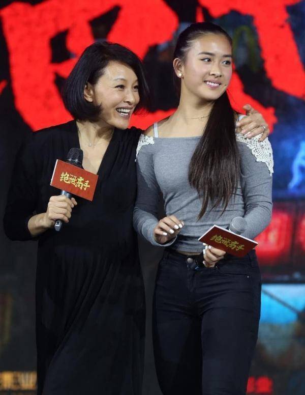 59岁陈冲依旧优雅,与现任丈夫相爱30年,两个女儿都是高颜值