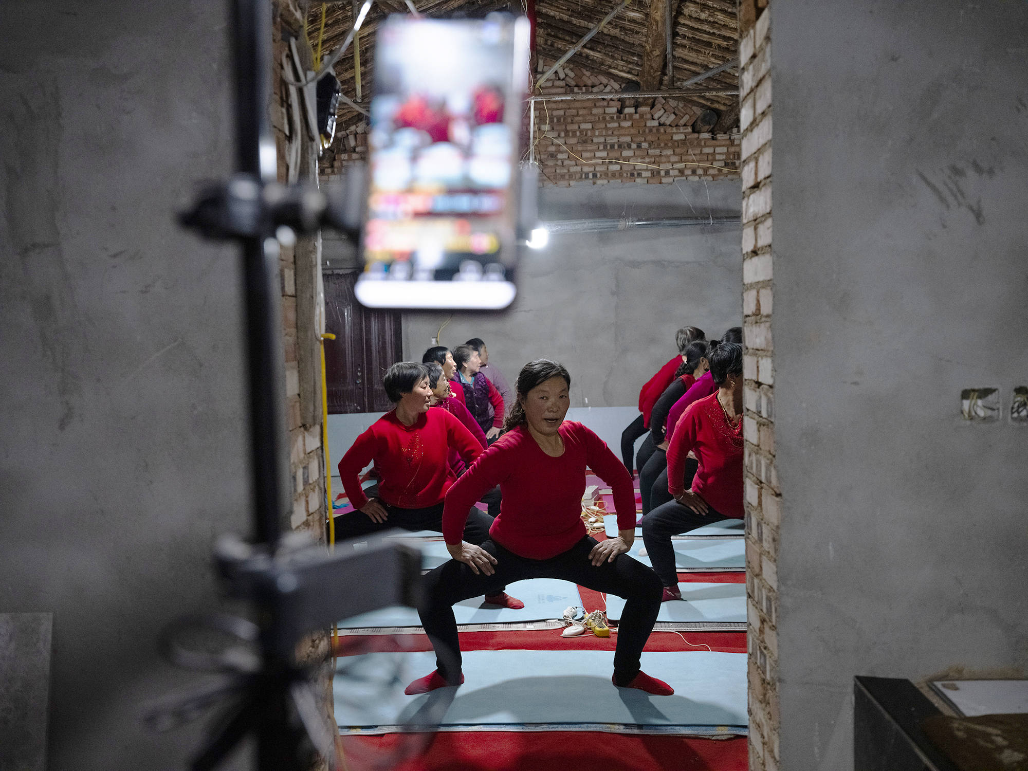 瑜伽进村：八旬老太徒手倒立