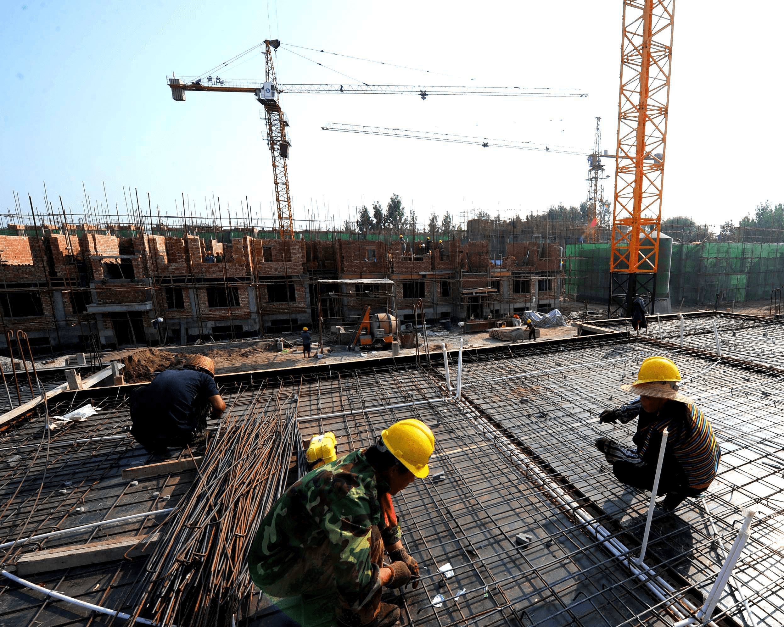 工地日薪超300为何年轻人宁愿进厂也不来农民工来干的大多后悔了