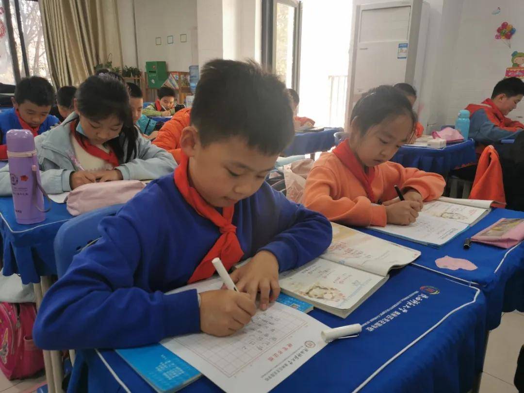 比赛|陕西师范大学奥林匹克花园学校小学部举行高段硬笔书写大赛