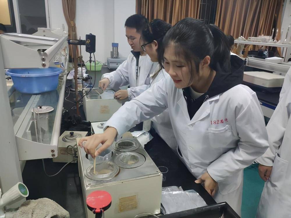 2020年中国学校排名_2020中国化学专业排名:中科大第一,清华有点惨