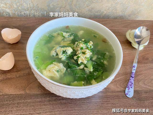 食材:青菜5棵,鸡蛋2个,小虾米1把,葱1根,盐,鸡精 做法步骤: 第一步