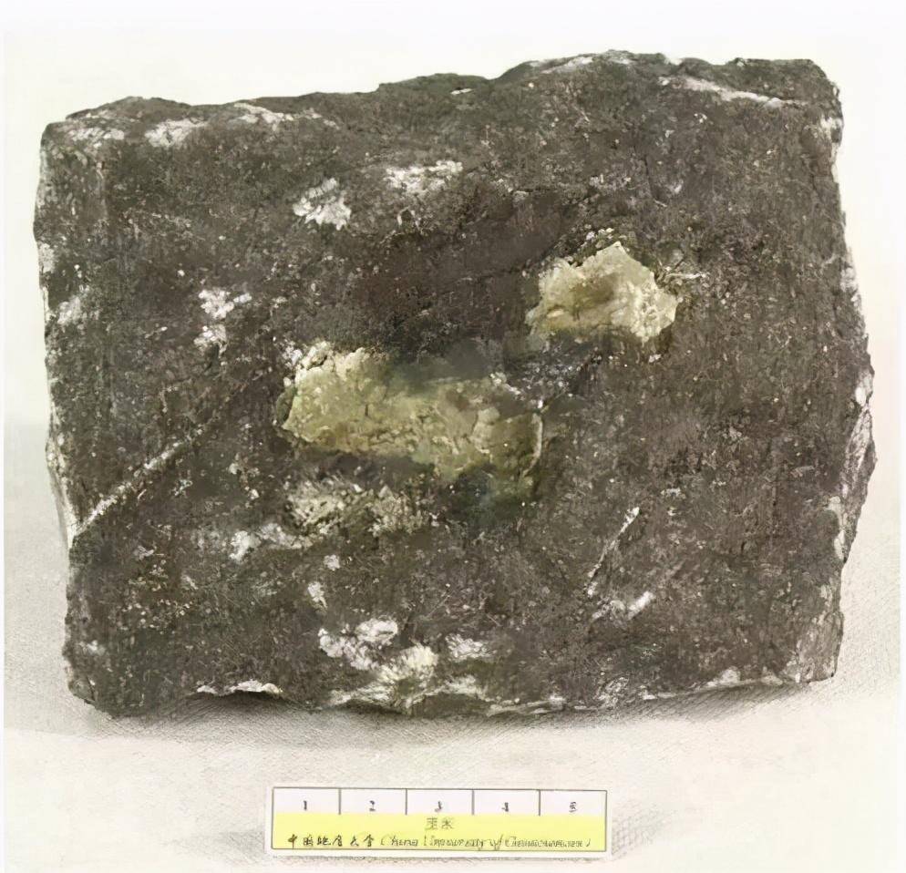 照片名称:贫镍矿石(星点状斑杂状硫化镍)矿石矿物为镍黄铁矿,古铜黄色