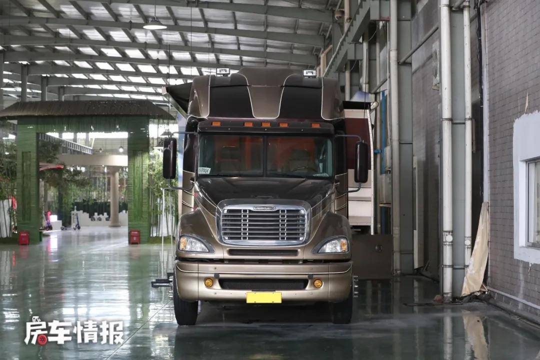 飞神福莱纳房车8.3t柴油,面积达30多平,堪比豪华酒店套间