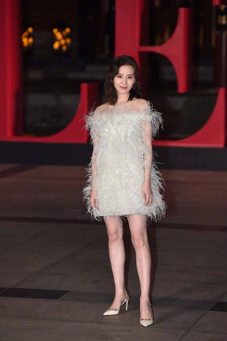 女明星红毯造型辛芷蕾 c6c0f7b146e6478483fa8e5317b5b67b.jpeg