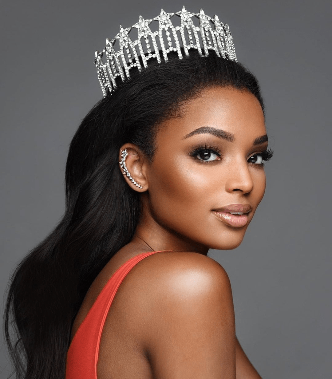 伊万卡|美国小姐选美冠军出炉！她皮肤黑嘴唇厚，伊万卡老公看她目不转睛