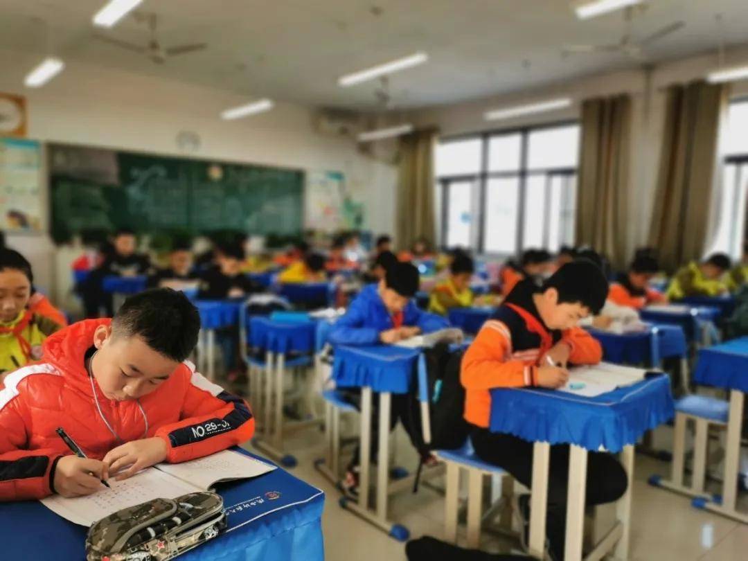 比赛|陕西师范大学奥林匹克花园学校小学部举行高段硬笔书写大赛