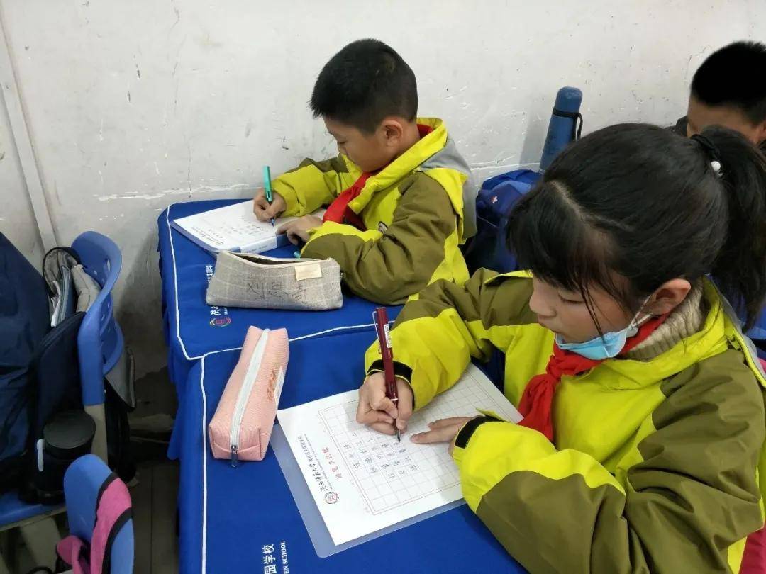 比赛|陕西师范大学奥林匹克花园学校小学部举行高段硬笔书写大赛