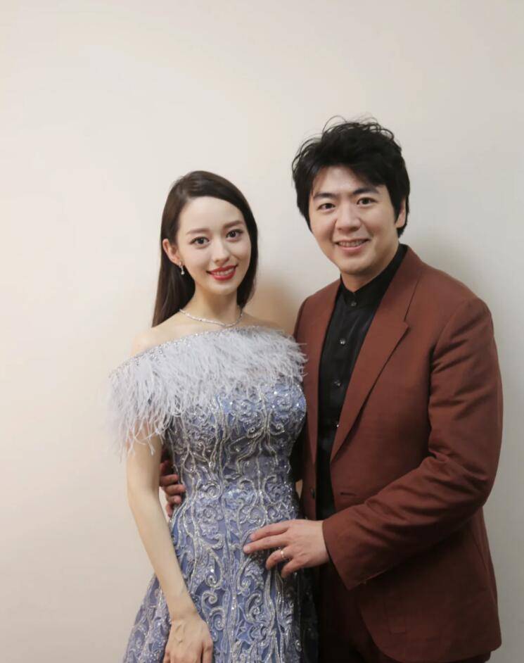 吉娜挺孕肚穿高跟鞋 郎朗轻摸吉娜肚子 满眼爱意好甜蜜!