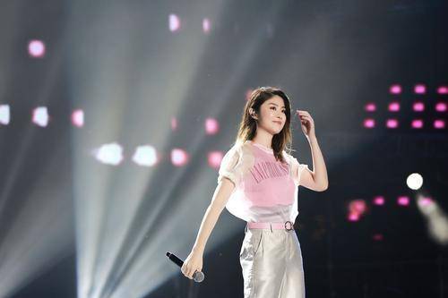 “气质天后”陈慧琳现身商场贵气十足,老公还是相恋16年的初恋