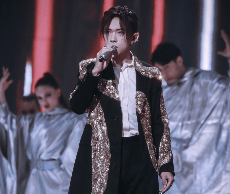 易烊千玺唱歌被粉丝接话 2f00592b3f3e42598f62152f189fa7d4.png