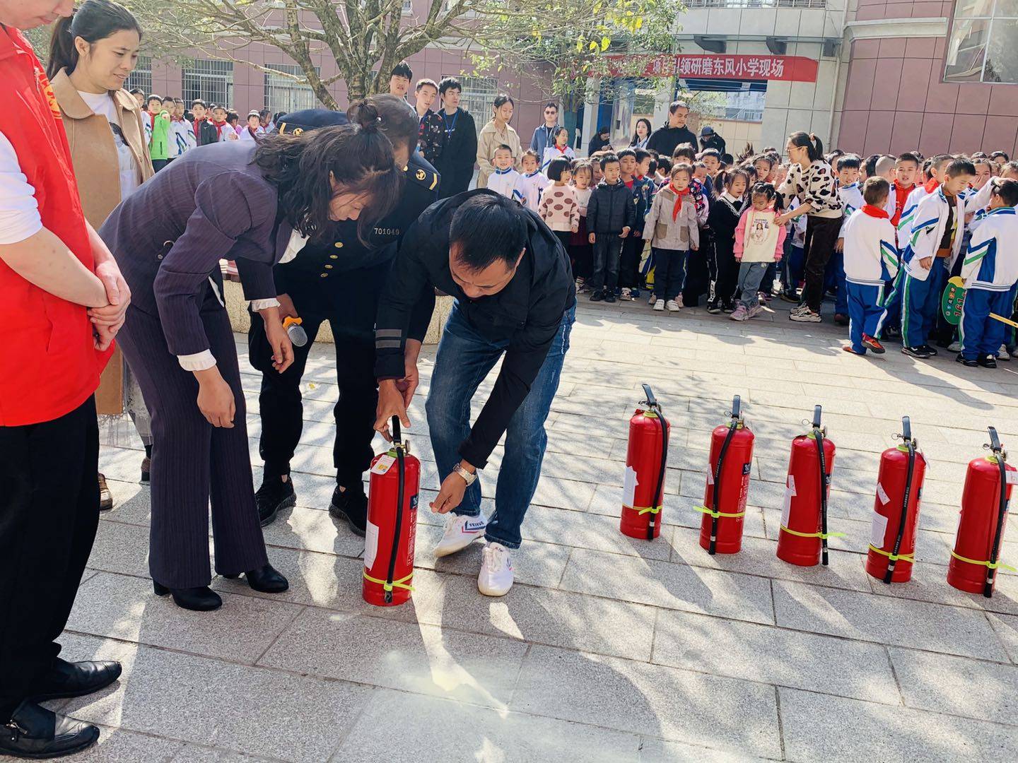 消防演练学校 小学生 3b577940ba224cb18e6e58d965d01b6d.jpeg