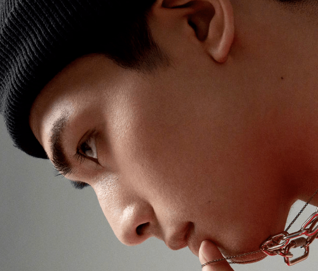 眉骨|这顶流爱豆到底do崩了什么？硅胶感也太重了...