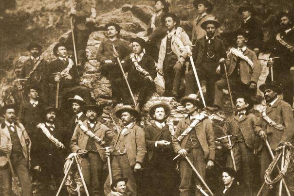1885年，这是采尔马特向导摆出手持登山索和冰镐的姿势拍摄的集体照。