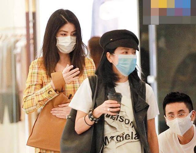“气质天后”陈慧琳现身商场贵气十足,老公还是相恋16年的初恋