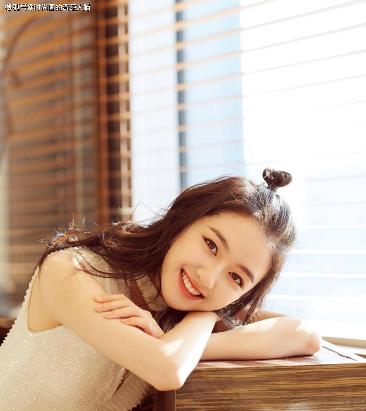 上镜|长发难打理又毛躁？学会俏皮半扎发，脸型变小巧还十足上镜