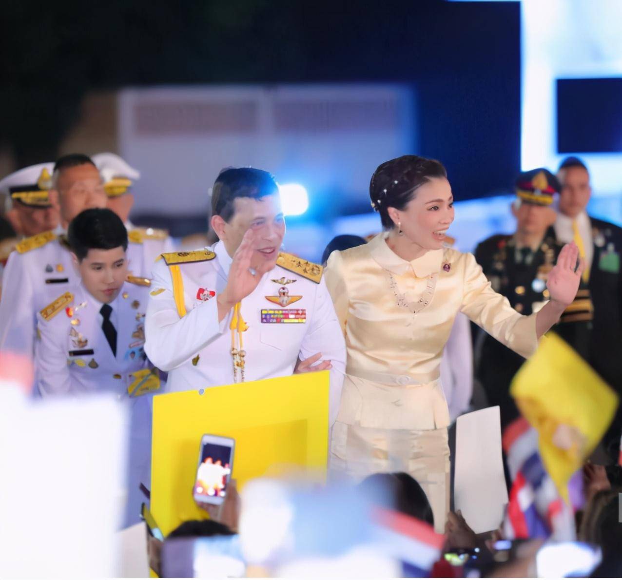 连换|诗妮娜衣品提升了！连换两身传统裹身裙，黄色明艳黑色高冷显稳重