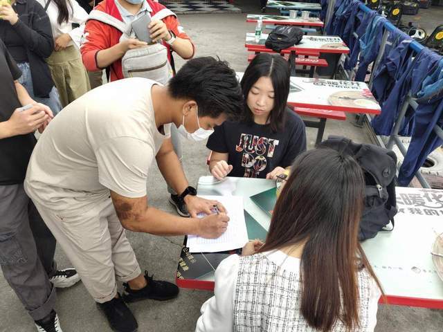 线下体验会:一加8T不将就的万圣节速跑体验