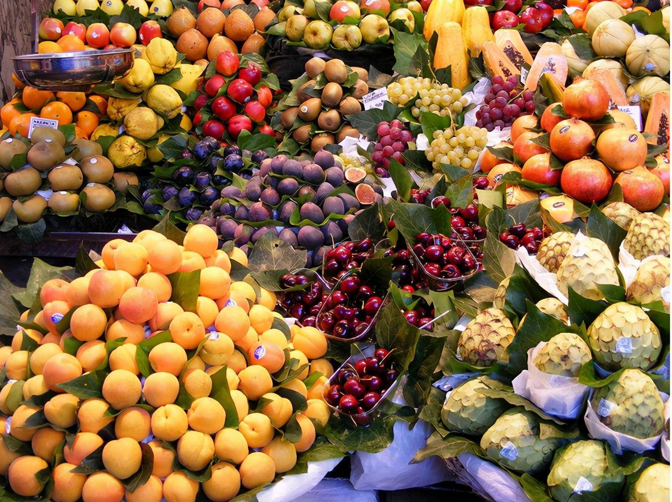 今年这2种水果大涨,4种水果价格大降,市场波动大,农民太不易