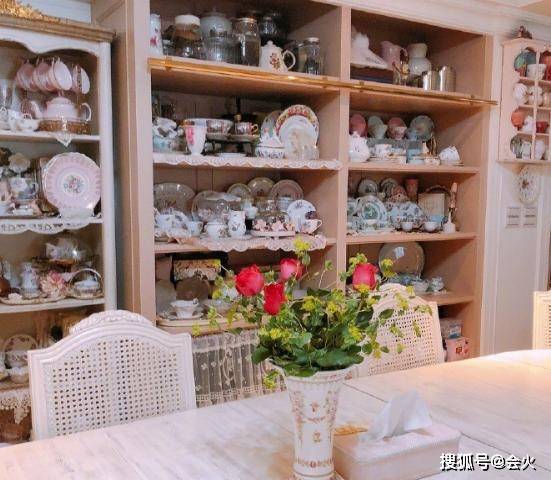 "富婆"伊能静晒900件快递盒,豪宅门口堆满垃圾