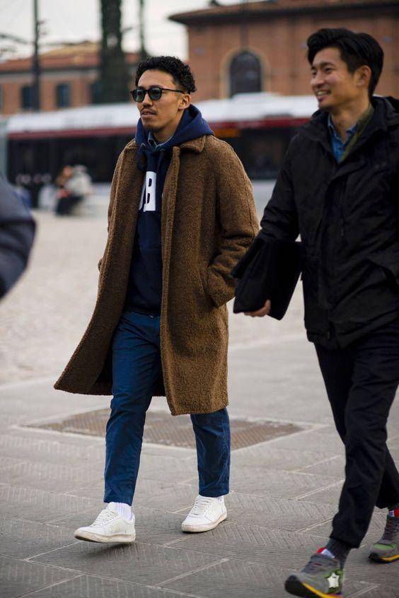 男人穿大衣不要只搭衬衫试试这件连帽卫衣保暖又时髦