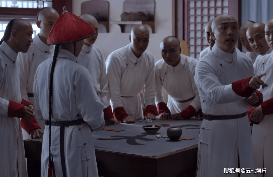 衣服|新《鹿鼎记》有多雷人？太监衣服上绣龙，公主穿宫女衣服！