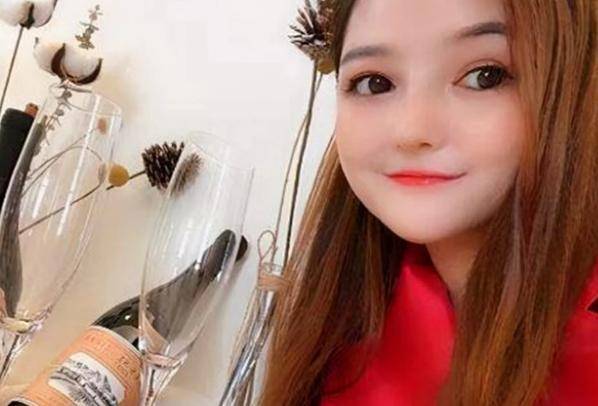 为袖珍女孩的她,无惧嘲讽并励志赚钱,年入百万却拒绝为弟买房_黄韵怡