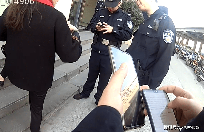 款的时候，被银行工作人员认定存在问题，还喊来了闸弄口派出所的警察。银行工作人员说，这位阿姨要汇一笔3