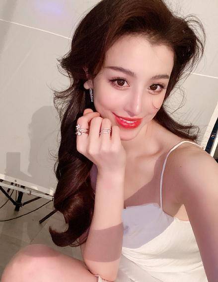 刘翔|刘翔前妻葛天晒照，29岁皮肤白皙状态佳，减重后穿衣风格变时尚