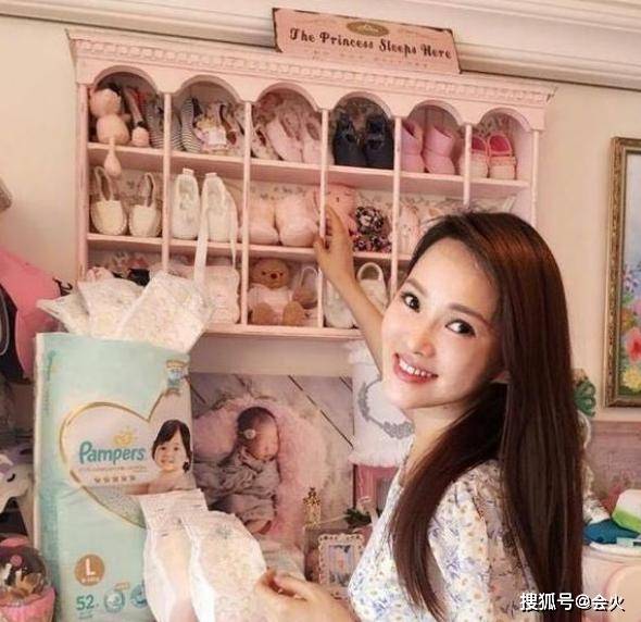 "富婆"伊能静晒900件快递盒,豪宅门口堆满垃圾