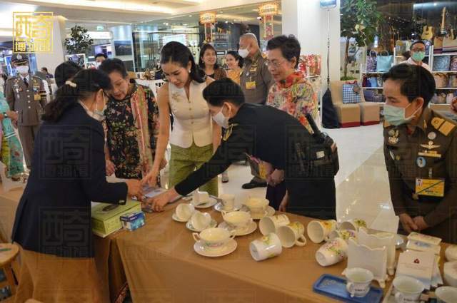 蓄长发|获准蓄发？贵妃诗妮娜成泰王后宫中唯2蓄长发女性，地位获提升