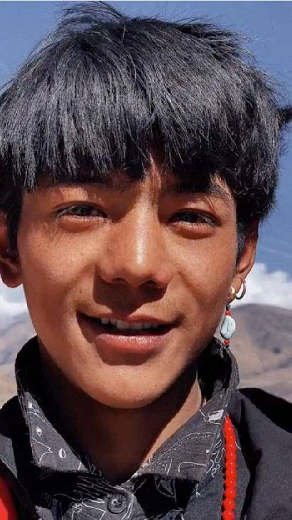 被坑了？藏族小伙丁真与旅游公司签约，月工资
