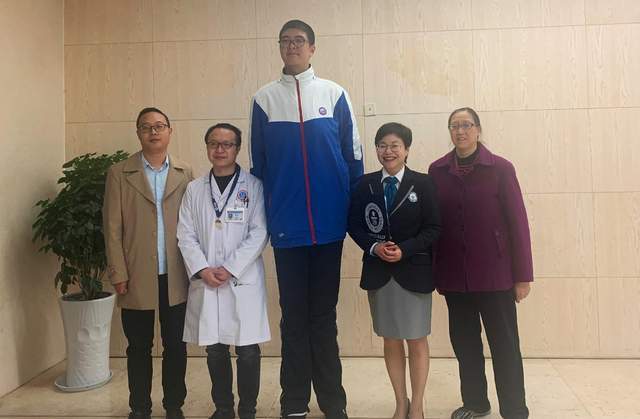 吉尼斯|获得吉尼斯纪录，父母身高皆超一米九14岁男孩身高221厘米
