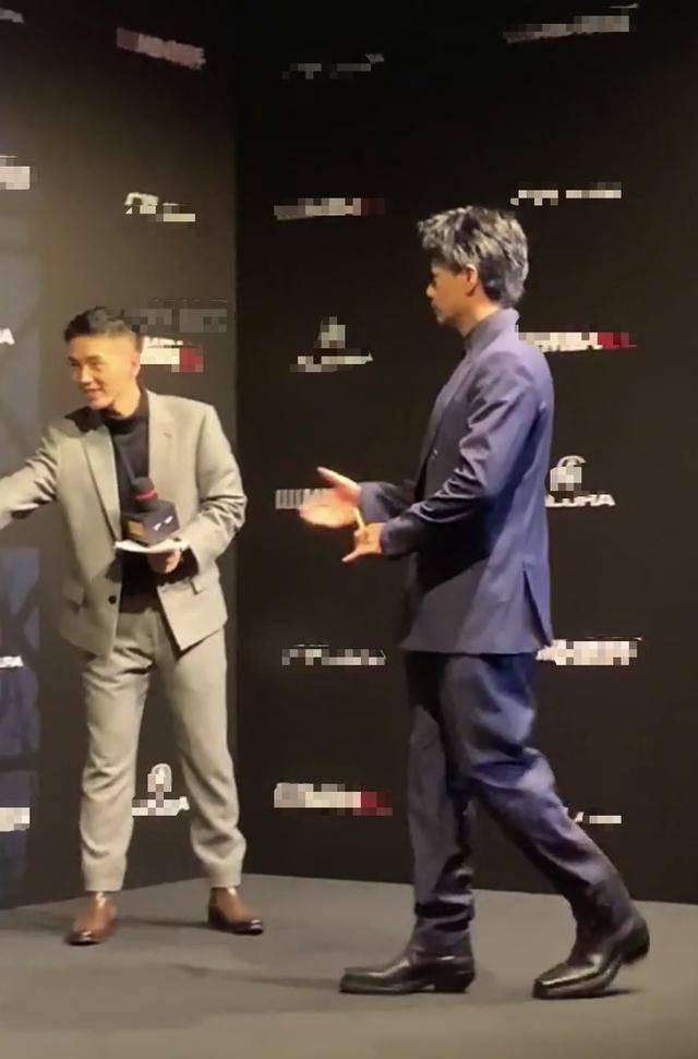 段奕宏走红毯双眼朦胧,走路虚浮像是还没睡醒?鞋子超大似巨人脚