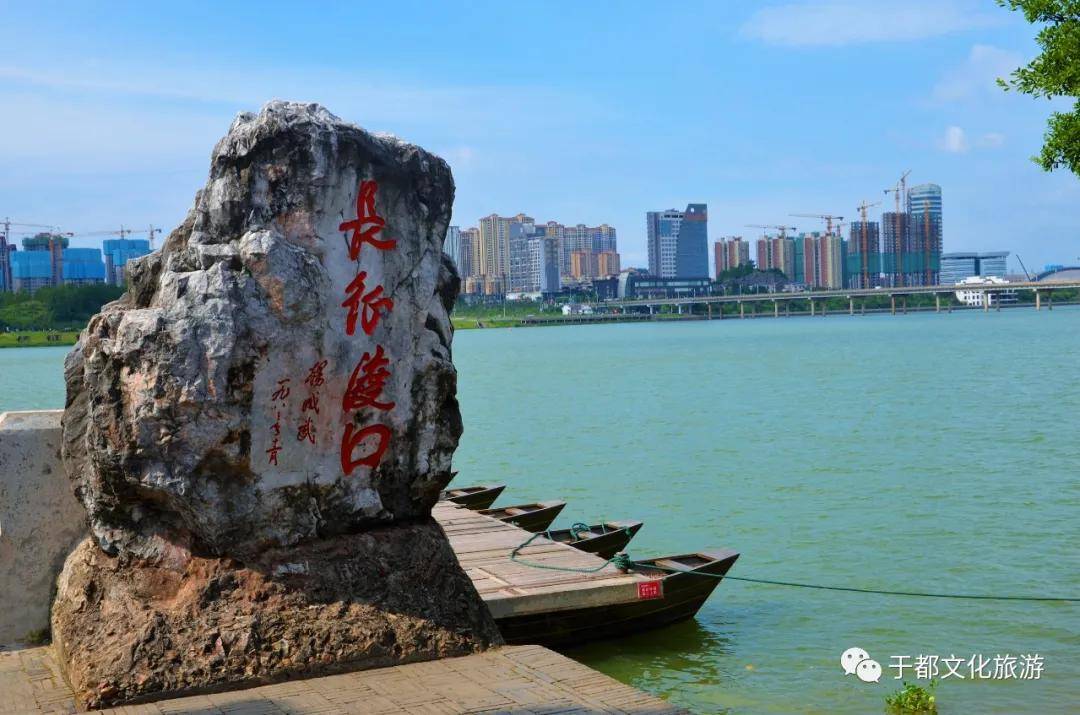 红军夜渡于都河,跨过五岭抢湘江"行走在灯光璀璨的于都河畔,处处