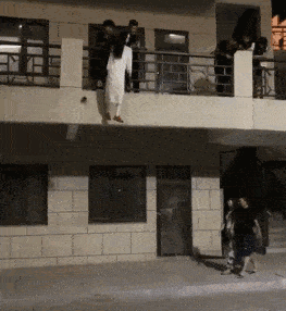 搞笑gif段子:哥们,下次千万不要这样玩了,太疼了!