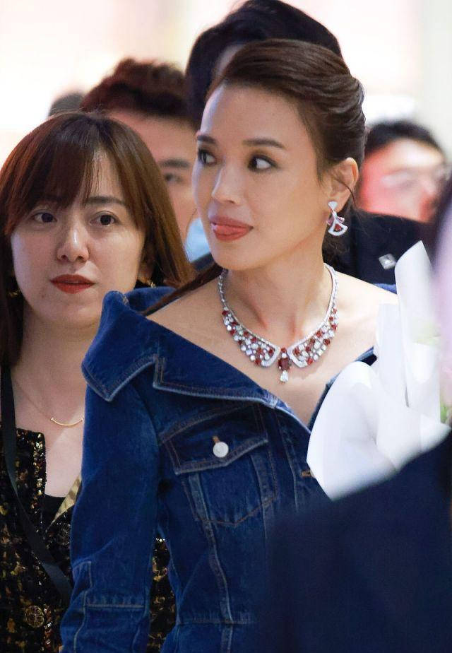 舒淇穿蓝色牛仔装气质高贵,时不时吐舌头卖萌,又美又可爱!
