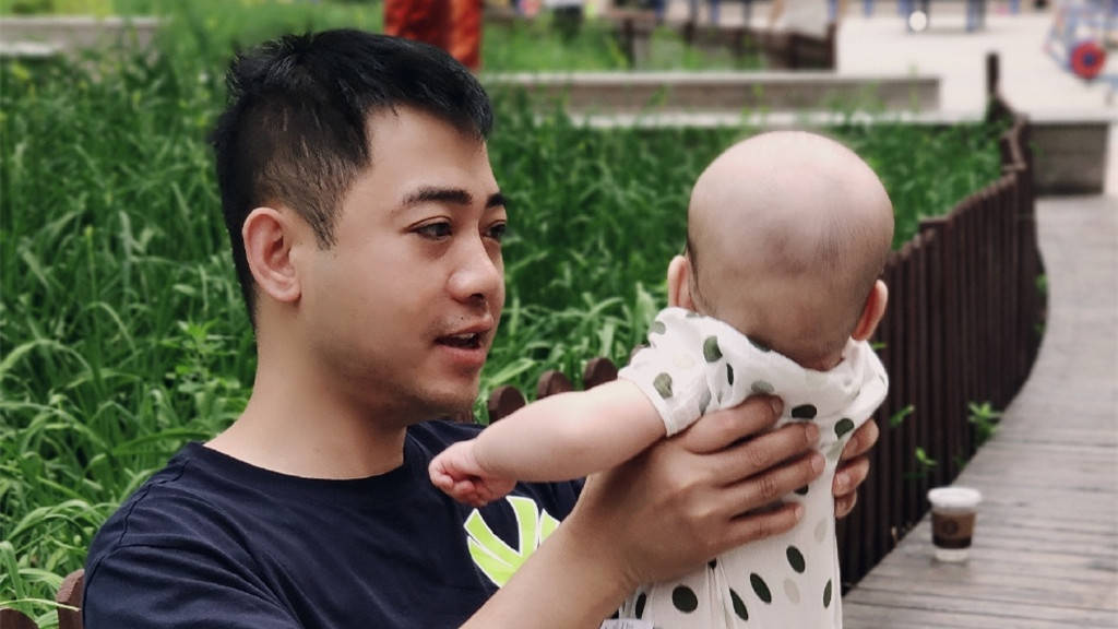 德云社孔云龙"溜娃,妻子晒照片引热议"三哥"还敢骑摩托?