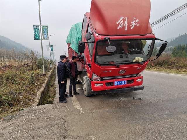 货车司机遇困难  石柱警方热心帮助
