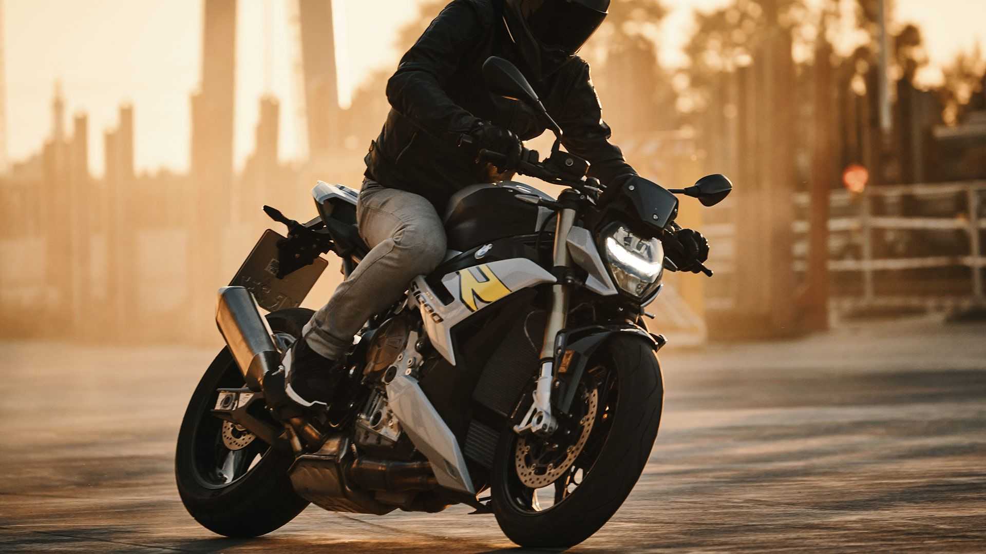 从s1000rr获得的999cc直列四缸发动机,符合euro 5的排放标准,标配滑动