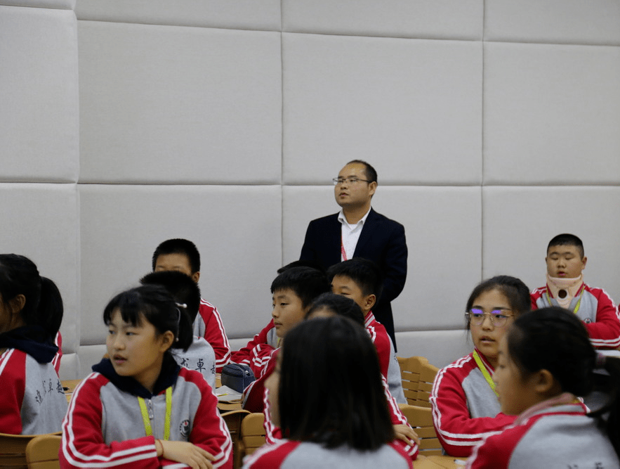 紧跟时代步伐初展班课情威 平湖杭州湾实验学校聚焦学科素养推进高效