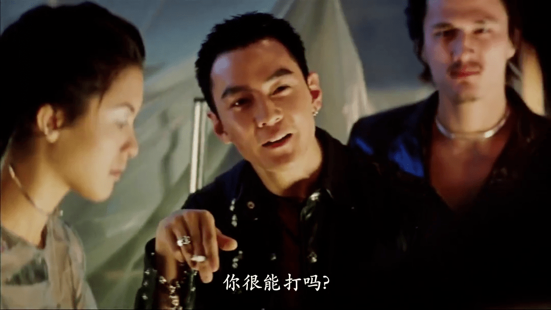 紧接着的警匪片《特警新人类》(1999)里,阿祖作为反派与谢霆锋,冯德伦