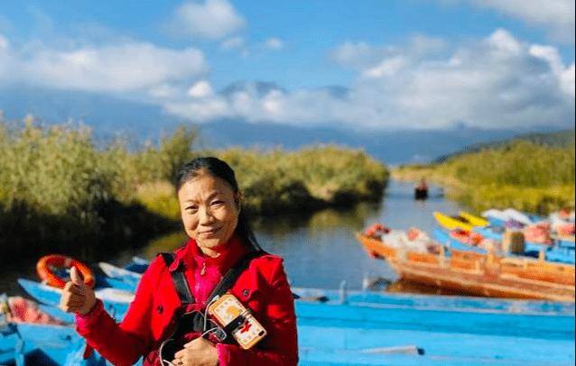 乘坐猪槽船，前往泸沽湖草海深处，越往里走越壮观