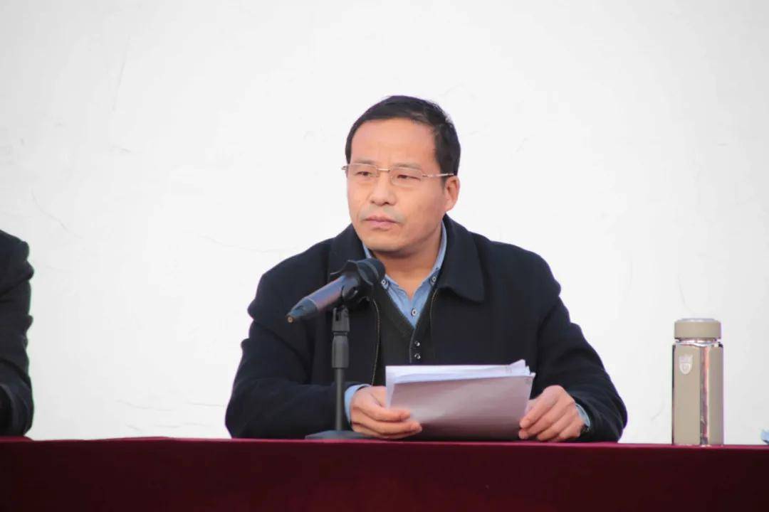 举行2021届高三月考表彰暨200天冲刺誓师大会,大会由副校长刘蛟飞主持