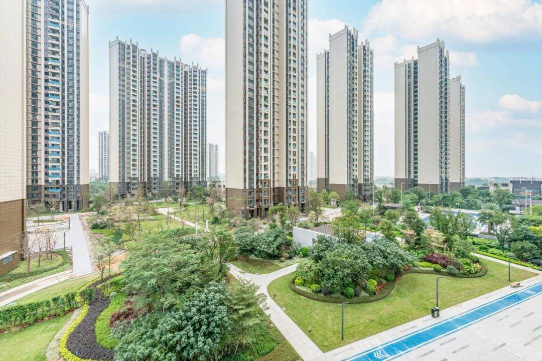中国铁建领秀公馆规划了超12万㎡的中央大园林,定位是"为年轻人造一座