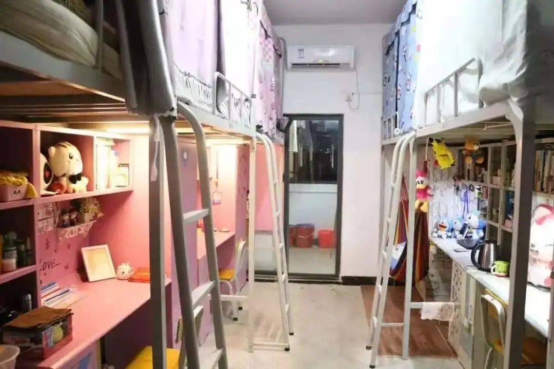 广州华夏职业学院 宿舍类型:6人间,上床下桌.