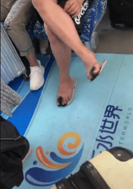 原创
妹子,你自拍时还挡着脸,这是拍给谁看呢