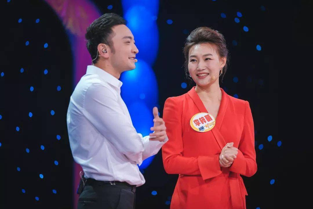 月亮姐姐为央视主持李梓萌寻婚,后者表情滑稽,43岁仍是单身.
