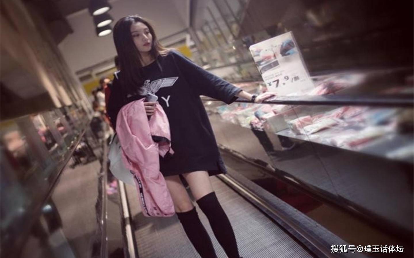 辽篮丛明晨女友正面照曝光,长相甜美身材高挑,颜值不输周鹏老婆