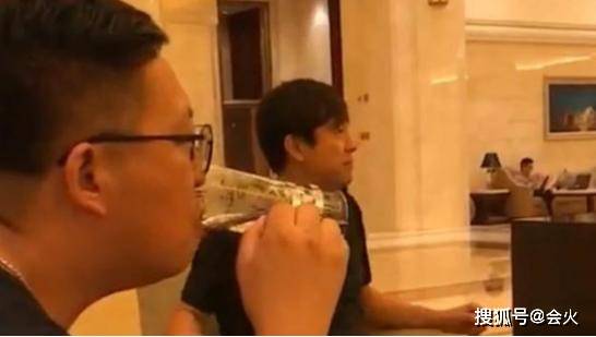 52岁解晓东罕露面,帅气不减却被指气质变太多